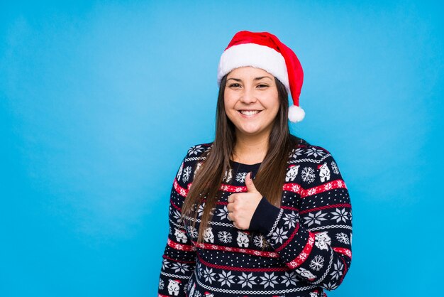 Mujer joven celebrando el día de navidad