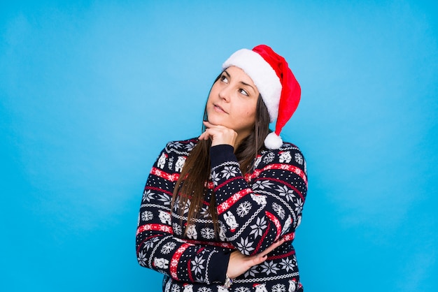 Mujer joven celebrando el día de navidad