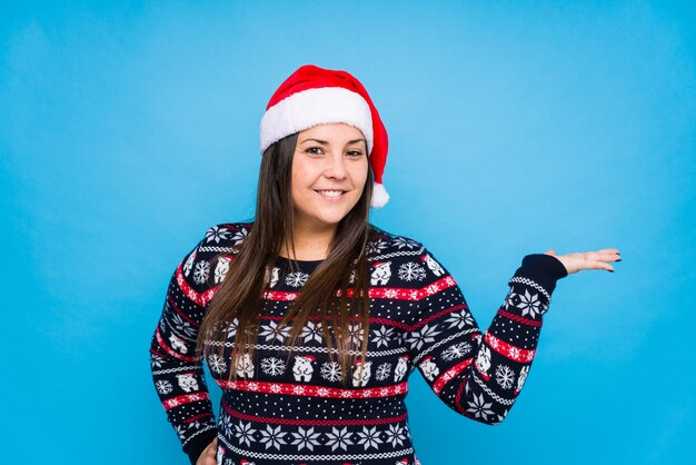 Mujer joven celebrando el día de navidad