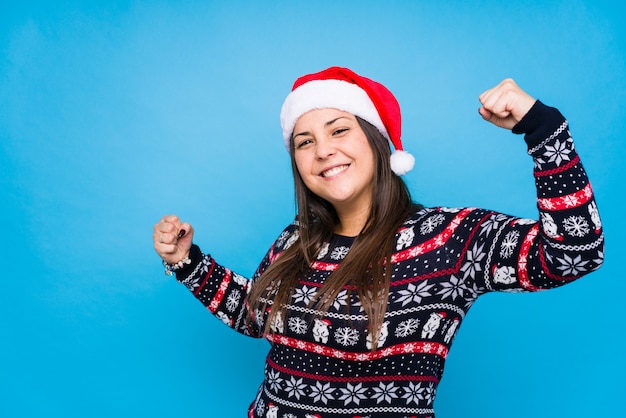 Mujer joven celebrando el día de navidad