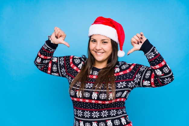 Mujer joven celebrando el día de navidad