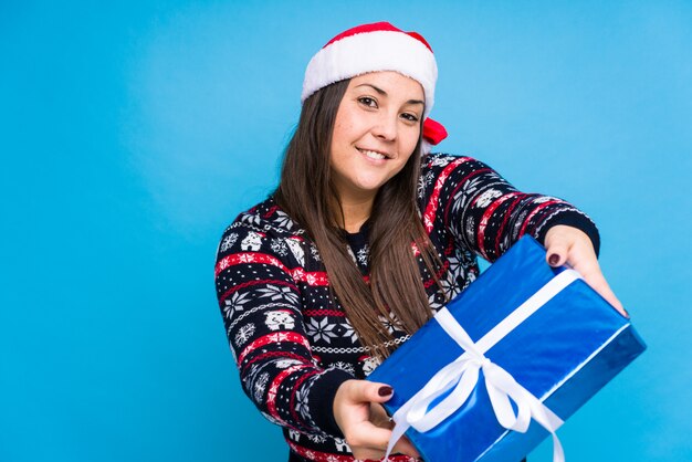 Mujer joven celebrando el día de navidad