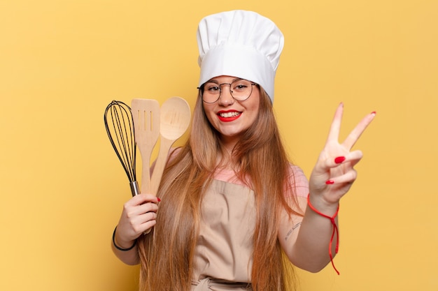 Mujer joven. celebrando un triunfo como un concepto de chef ganador