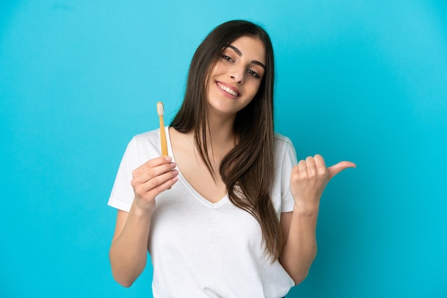 Mujer joven, cepillado, dientes