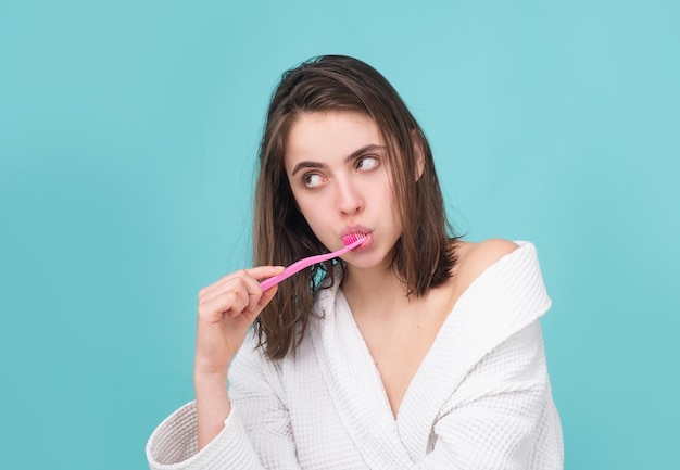 Mujer joven cepillarse los dientes feliz chica divertida cepillarse los dientes sobre fondo aislado hermosa amplia sm