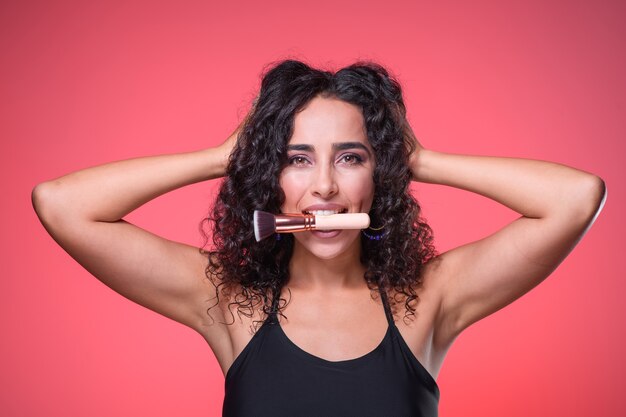 mujer joven con un cepillo de polvo