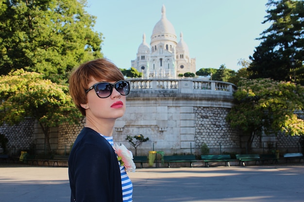 Foto mujer joven cerca de la basílica del sagrado corazón de parís, francia.