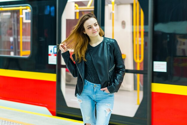 Mujer joven cerca del metro