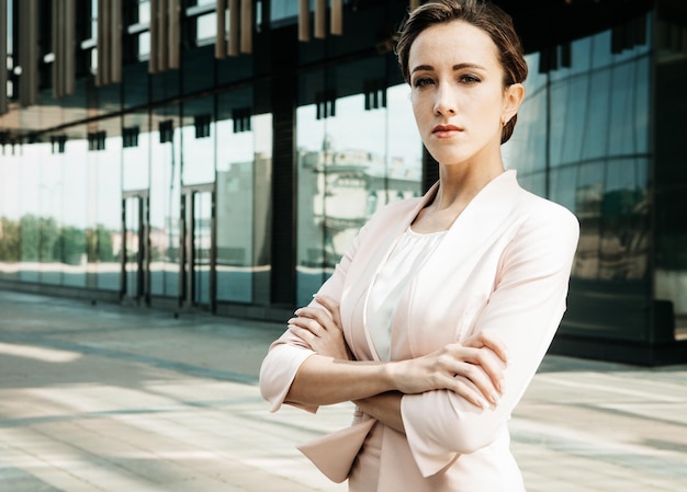 Mujer joven cerca del moderno centro de negocios día de verano