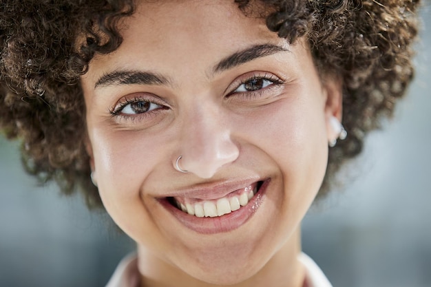 Mujer joven cerrar retrato