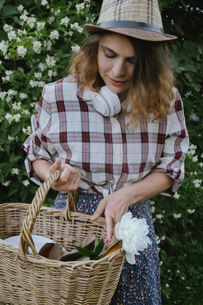 Mujer joven con cesta de picnic afuera