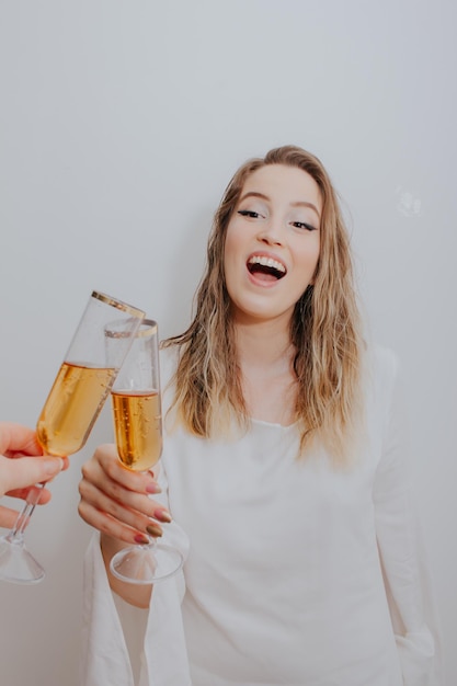 Mujer joven con champán