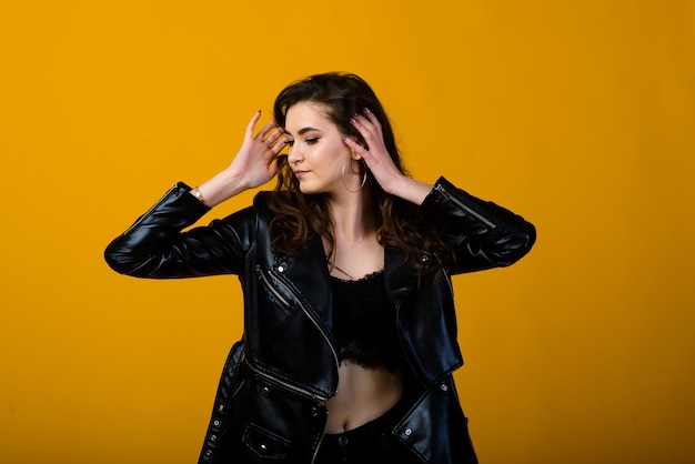 Mujer joven, en, un, chaqueta de cuero negro