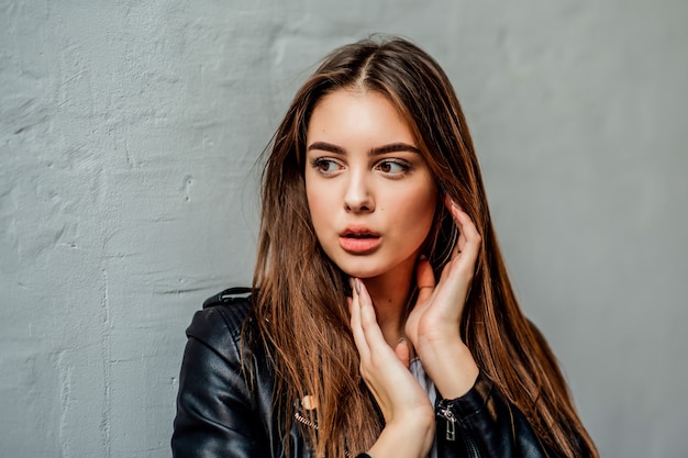 Mujer joven, en, un, chaqueta de cuero negro