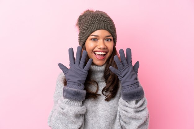 mujer joven con chaqueta de invierno sobre pared aislada