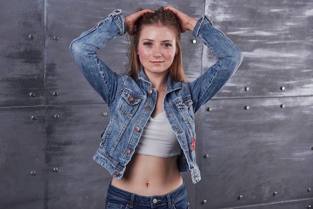 mujer joven con chaqueta de jeans