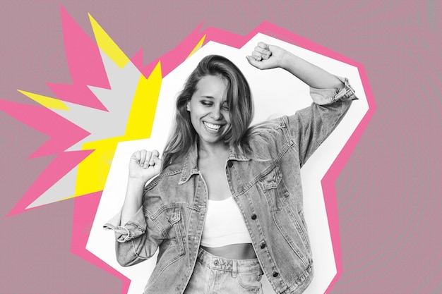 Mujer joven en una chaqueta de mezclilla está feliz por las noticias con las manos en alto sobre un fondo abstracto de moda