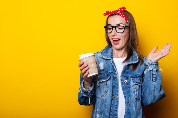 Mujer joven en chaqueta vaquera, diadema y gafas