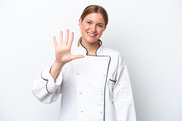 Mujer joven chef aislada sobre fondo blanco contando cinco con los dedos