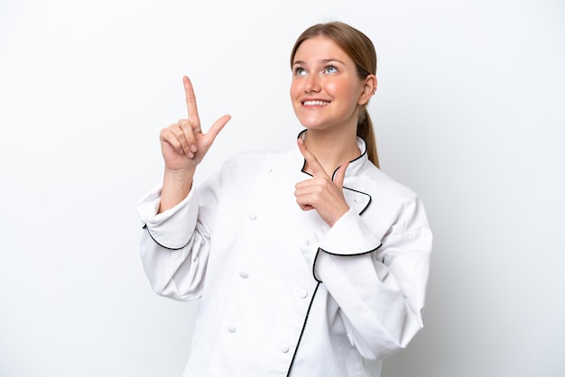 Mujer joven chef aislada sobre fondo blanco señalando con el dedo índice una gran idea