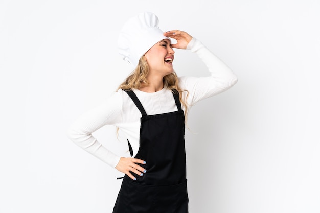 Mujer joven chef brasileña aislada en blanco sonriendo mucho