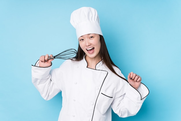 Mujer joven chef japonés cocinando