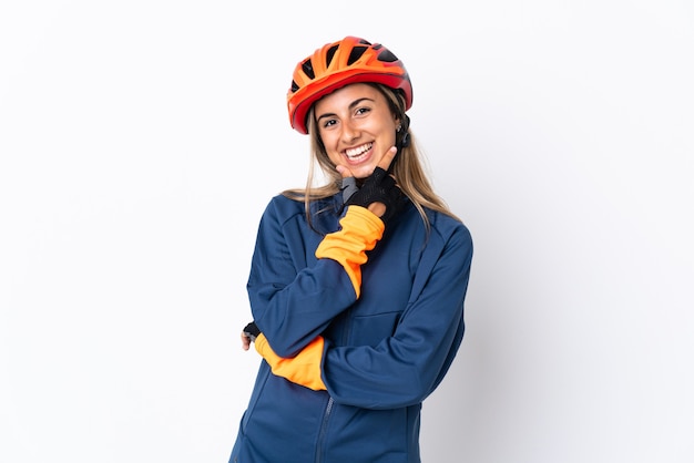 Mujer joven ciclista hispana aislada en blanco feliz y sonriente