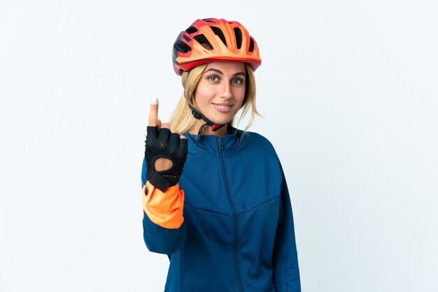 Mujer joven ciclista rubia aislada haciendo gesto que viene