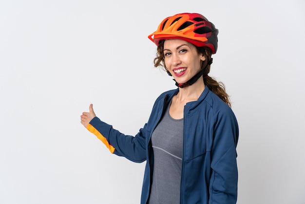 Foto mujer joven ciclista