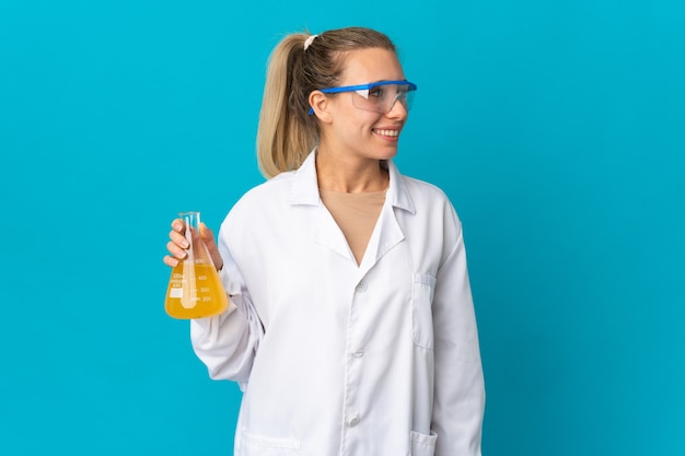 Mujer joven ciencia aislada en azul