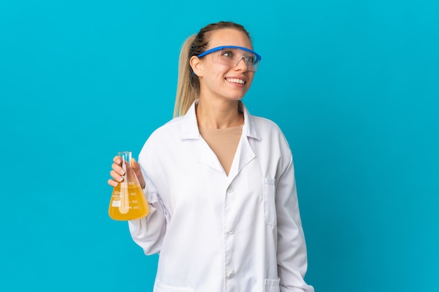 Mujer joven ciencia aislada en azul