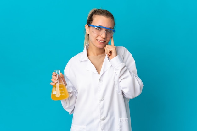 Mujer joven ciencia aislada en azul