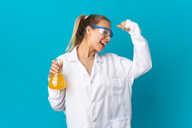 Mujer joven ciencia aislada en azul