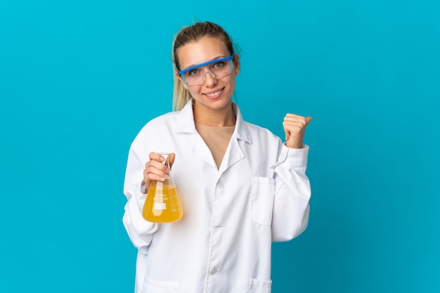 Mujer joven ciencia aislada en azul