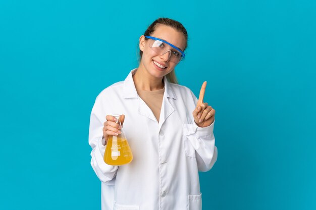 Mujer joven ciencia aislada en azul