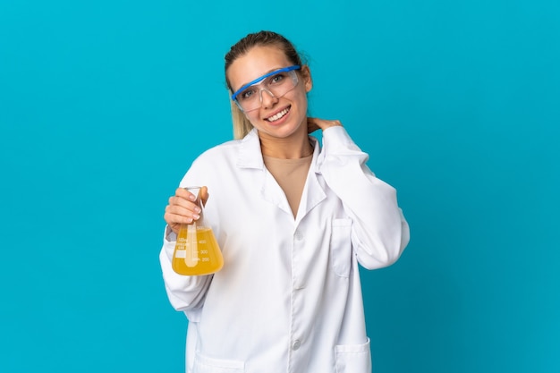 Foto mujer joven ciencia aislada en azul