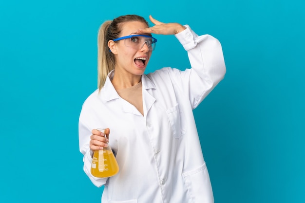 Mujer joven ciencia aislada en azul