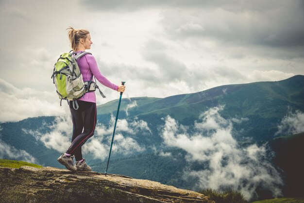 Mujer joven en la cima de las montañas