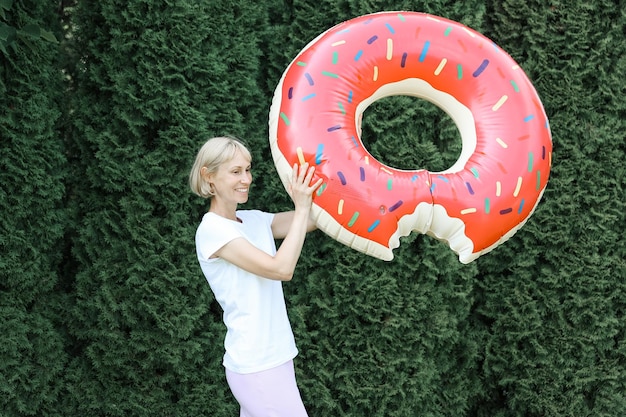 Mujer joven con un círculo inflable con un dout