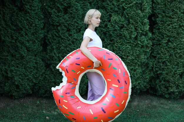 Mujer joven con un círculo inflable con un dout