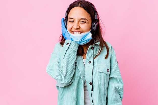 Foto mujer joven cirujano escuchando música con auriculares aislados