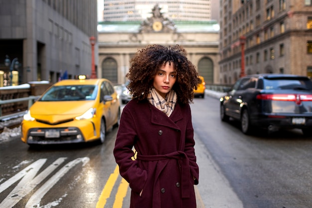 Foto mujer joven en la ciudad de nueva york durante el día