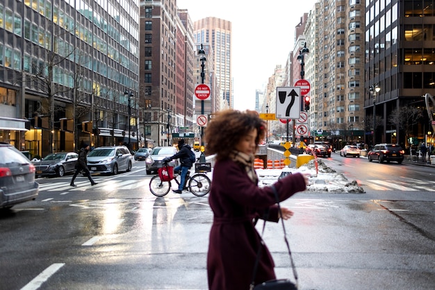 Foto mujer joven en la ciudad de nueva york durante el día