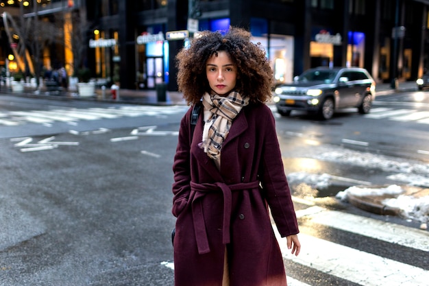 Foto mujer joven en la ciudad de nueva york durante el día