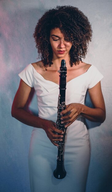 Foto una mujer joven con un clarinete