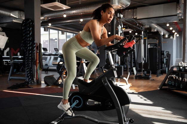 Foto mujer joven en clase de spinning