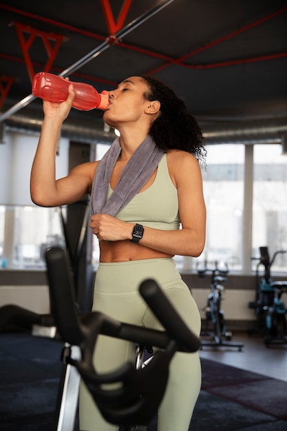 Foto mujer joven en clase de spinning