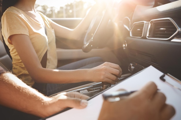 mujer joven, en coche, con, instructor, primer plano, escuela de conducción