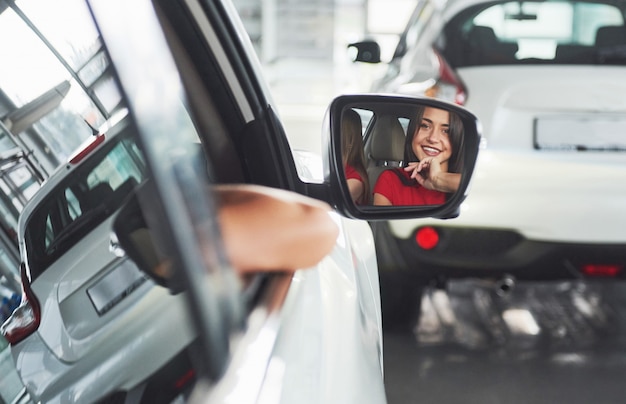 Mujer joven en coche interior. conductor de taxi