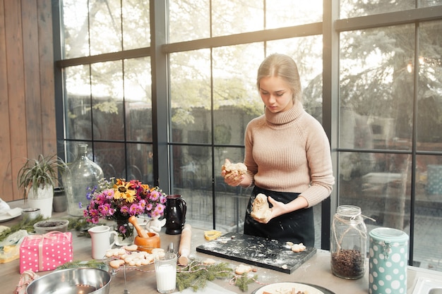 Mujer joven, cocina, en, cocina